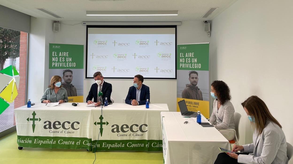 Isabel Paredes, González Mazo y David de la Encina, en la sede de la Asociación Española Contra el Cáncer en Cádiz