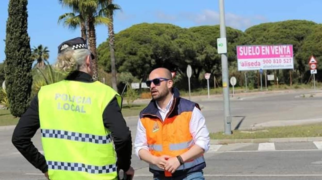 El alcalde con un agente de la Policía Local de El Puerto