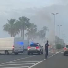 Sale ardiendo una furgoneta en El Piojito, en Cádiz