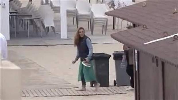 Rocío Carrasco en Chipiona paseando por la playa el día del 15 aniversario de la muerte de Rocío Jurado