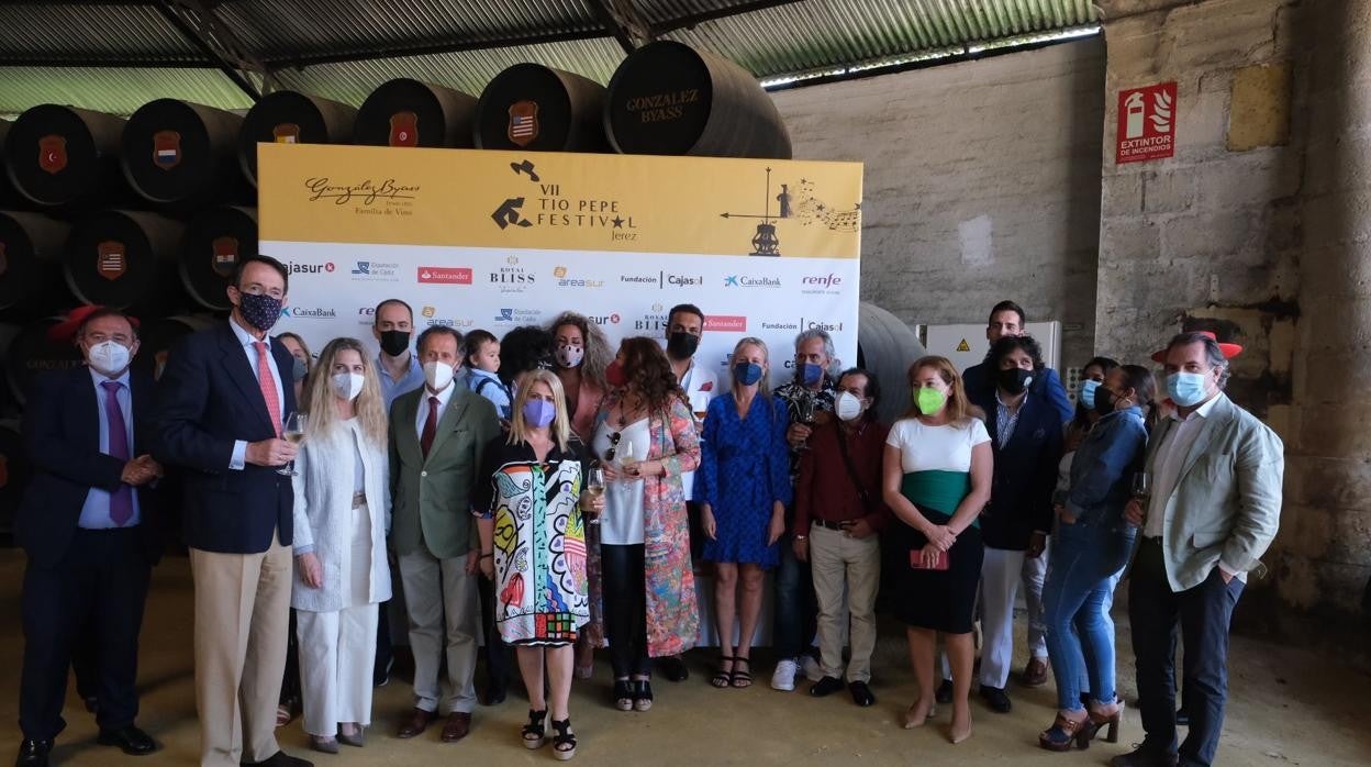 Foto de familia tras la presentación del ciclo «Veranea en la bodega»