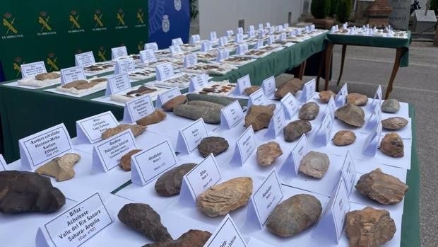 El alcalde de La Línea pide que la colección de útiles prehistóricos incautados sea expuesto en la ciudad