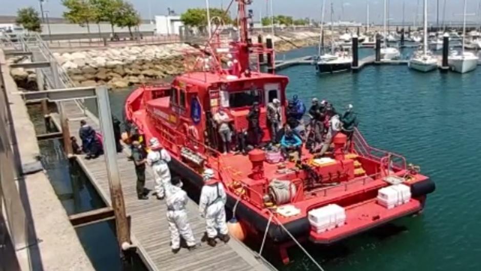 Vídeo: Llegan a Puerto América, en Cádiz, 16 inmigrantes rescatados por Salvamento Marítimo