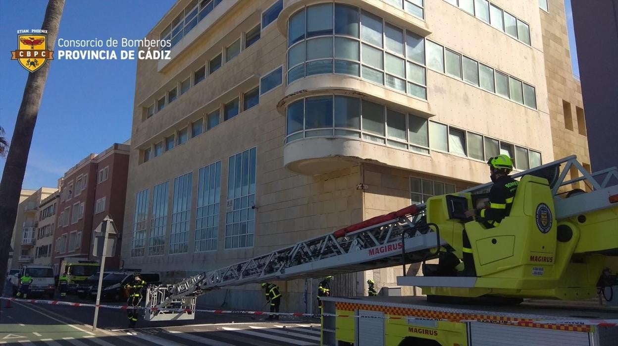 Los bomberos intervienen por la caída de cascotes en el Pirulí.