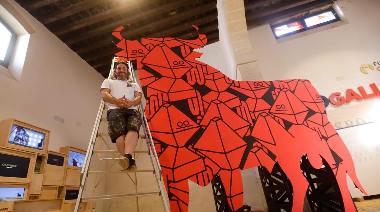 El joven artista asturiano Juan Díaz-Faes junto a su obra en la Toro Gallery