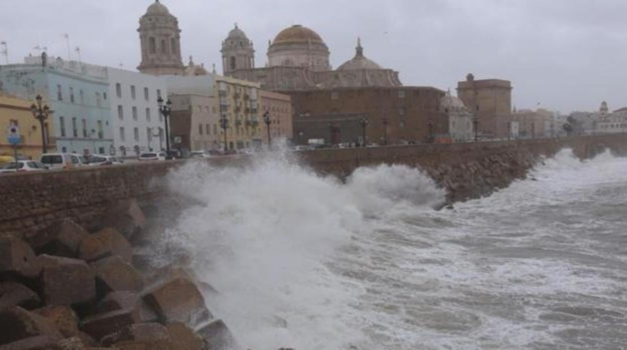 Marlaska presenta en Cádiz un plan contra maremotos «con el objetivo de avisar del peligro y adelantar la respuesta»