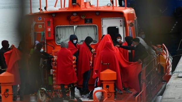 Rescatadas 82 personas que navegaban por el Estrecho en dos pateras y una embarcación inflable