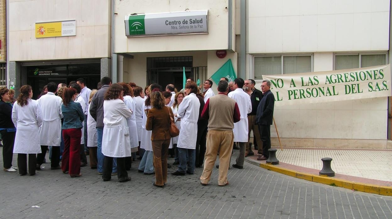 Imagen de archivo de una protesta de sanitarios en la puerta del centro de salud