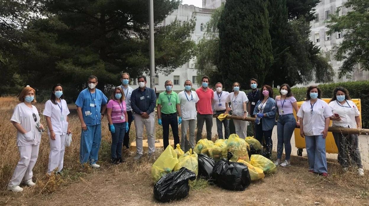 El Hospital de Puerto Real celebra el Día Mundial del Medio Ambiente con una jornada de recogida de residuos