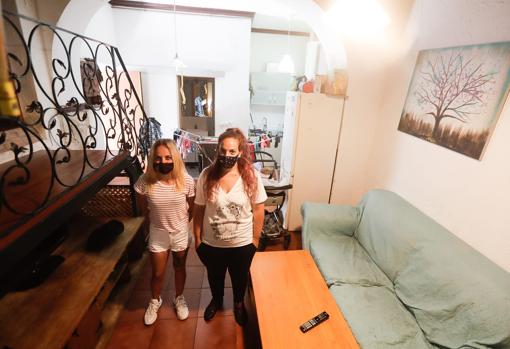 «Mi hermana y yo estamos solas en Cádiz y estaremos de okupas hasta que nos den una solución»