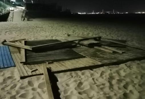 Alarma en El Puerto por el aumento de actos vandálicos en las infraestructuras de playas