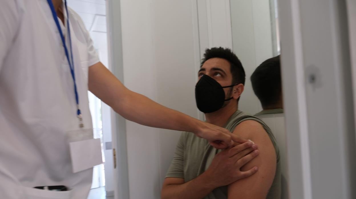 Más de 500.000 gaditanos ya han recibido al menos una dosis de la vacuna