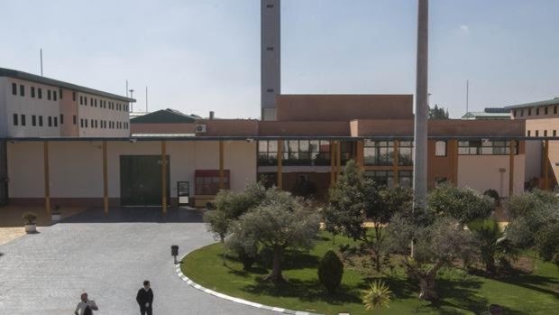 Medio centenar de presos protagoniza un «motín» en la cárcel de Morón