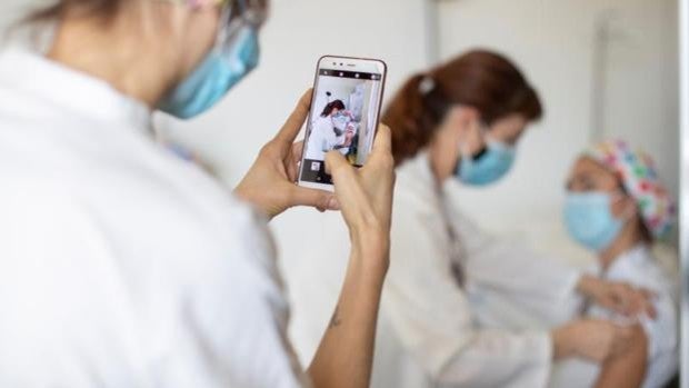 En Sevilla hay 80.000 personas inmunizadas tras contagiarse y sin ninguna dosis de la vacuna