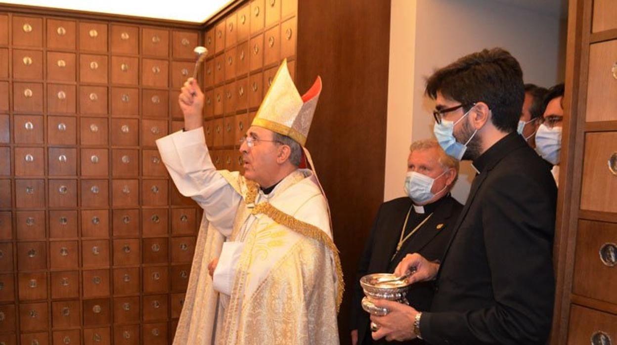 Asenjo en el instante de la bendición de esta instalación situada en el santuario de Consolación