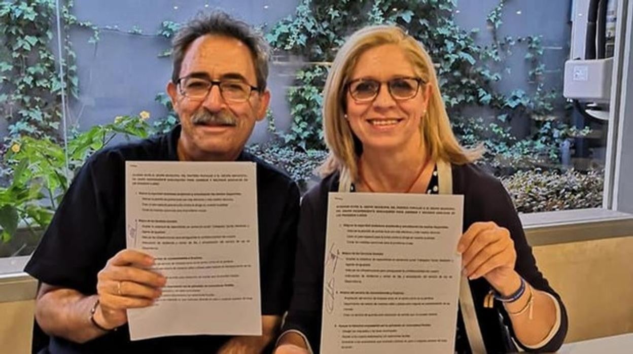 Eustaquio Castaño (GIS) con Carmen Saez (PP) cuando firmaron el pacto de gobierno