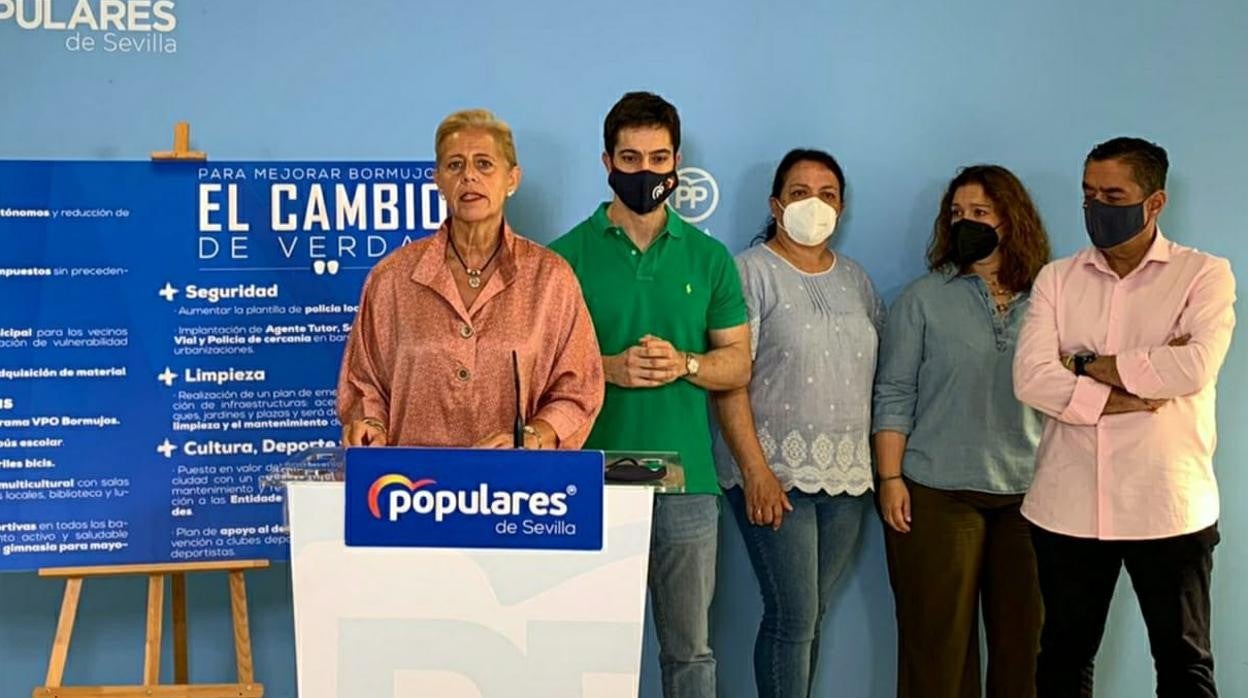 Lola Romero, junto con el resto de concejales del PP en Bormujos