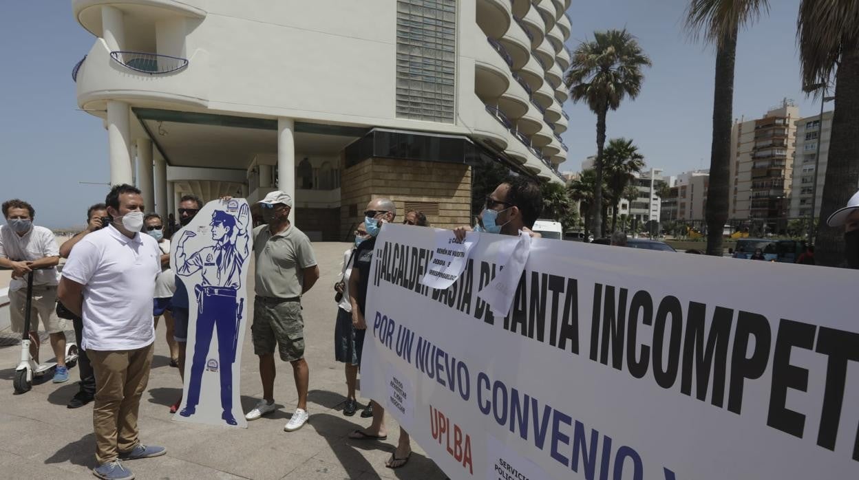 El alcalde, junto a los sindicatos policiales.