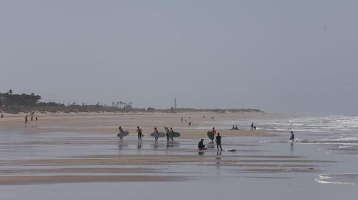 Surferos en la playa de El Palmar de Vejer.