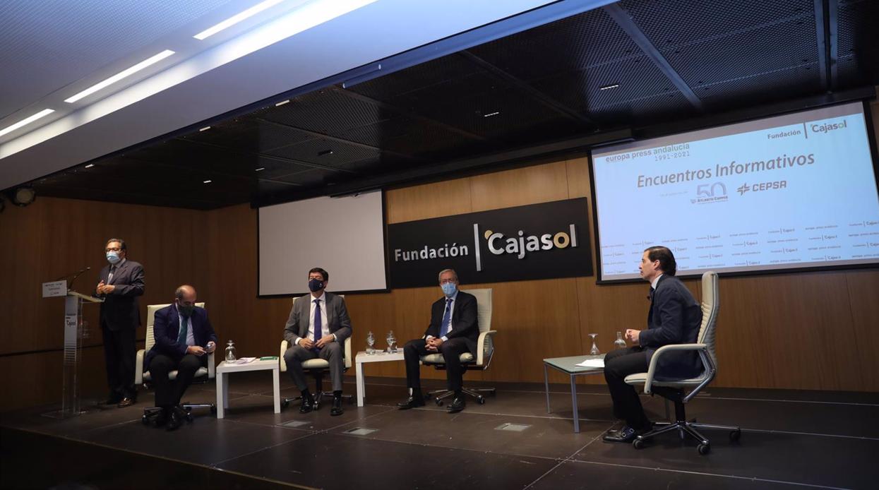 El presidente de Fundación Cajasol, Antonio Pulido; el presidente de ATA, Lorenzo Amor; el viceopresidente Juan Marín; el consejero Rogelio Velasco;