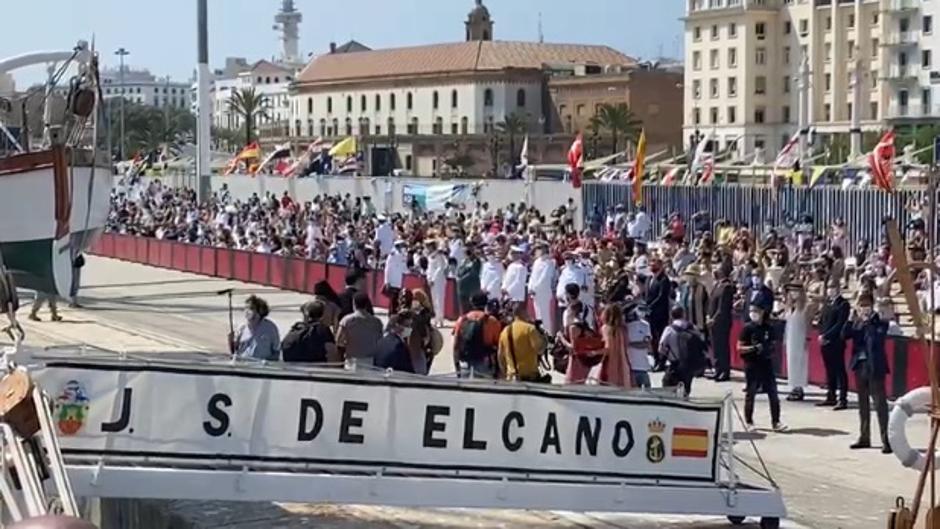 Vídeo: Gran recibimiento en Cádiz al buque Juan Sebastián de Elcano pese a la pandemia