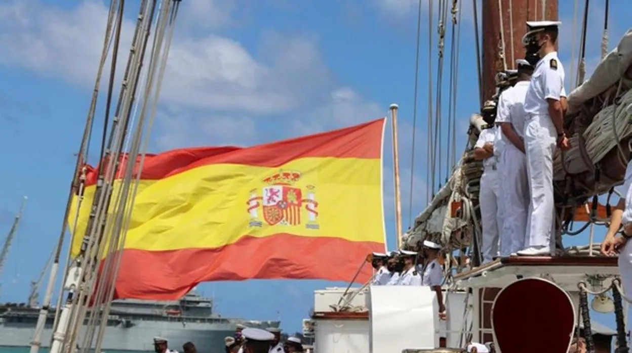 Formación de guardiamarinas en uno de los puertos durante la undécima vuelta al mundo del Juan Sebastián de Elcano.