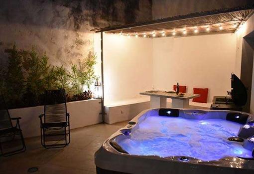 Terraza con jacuzzi por la noche