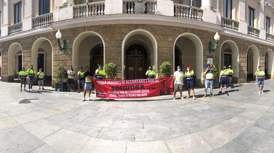 Video: Trabajadores del alcantarillado de Cádiz «asaltan» el Ayuntamiento pidiendo un convenio justo