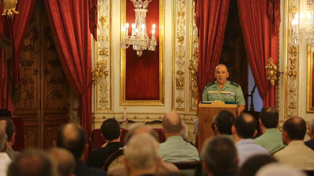 El coronel Jesús Núñez durante una ponencia.