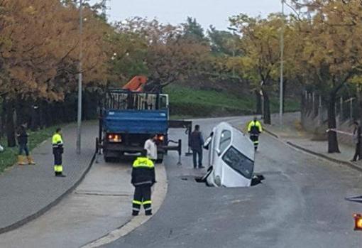 Un sumidero se traga un coche en segundos