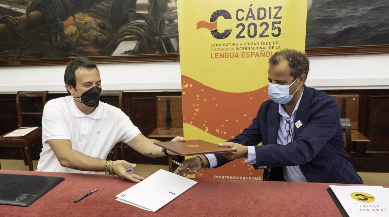 Firma de la adhesión de RTVA a la candidatura de Cádiz como sede del X Congreso Internacional de la Lengua con el director general de la RTVA, Juan de Dios Mellado, y el alcalde de Cádiz, José María González.