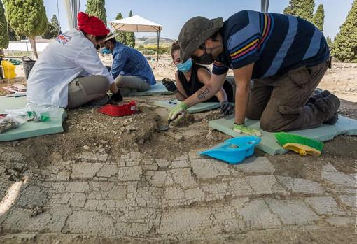 Localizan tres nuevos mosaicos en las últimas excavaciones arqueológicas en Itálica