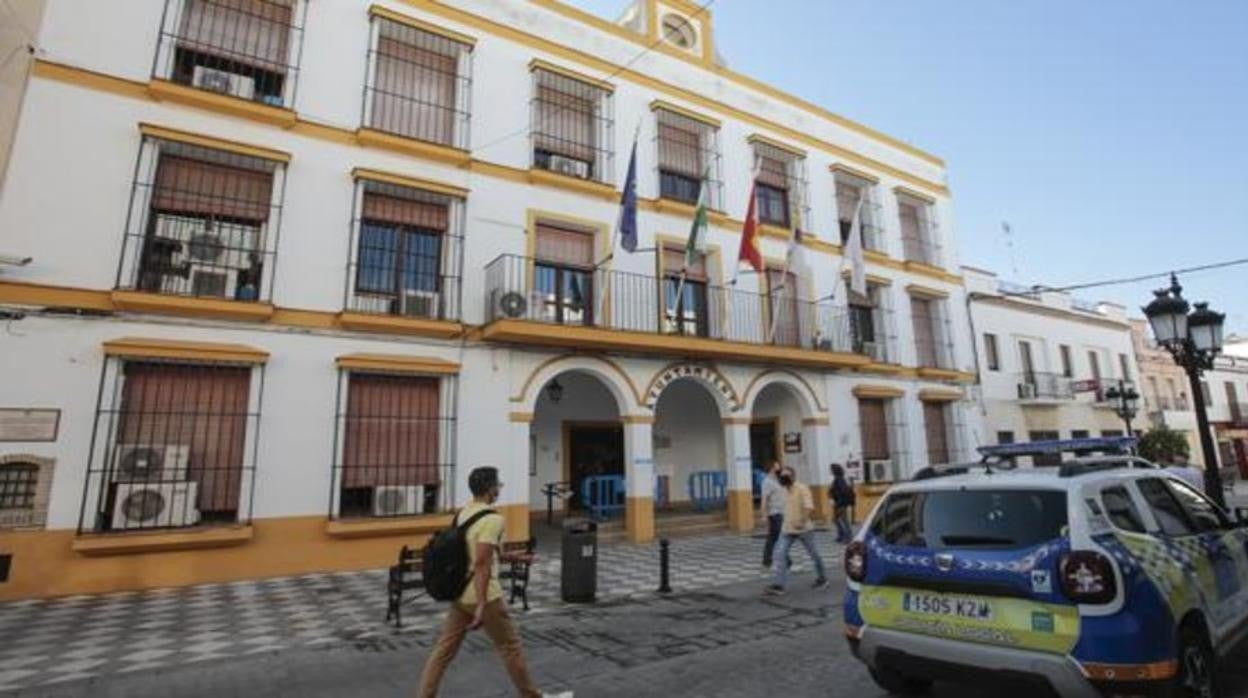 Fachada principal del Ayuntamiento de Coria del Río