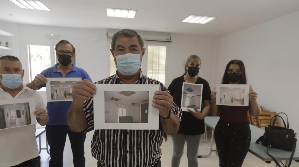 Los vecinos muestran fotos del estado en el que se encontraron la sede, sin luz y lleno de suciedad y de insectos.