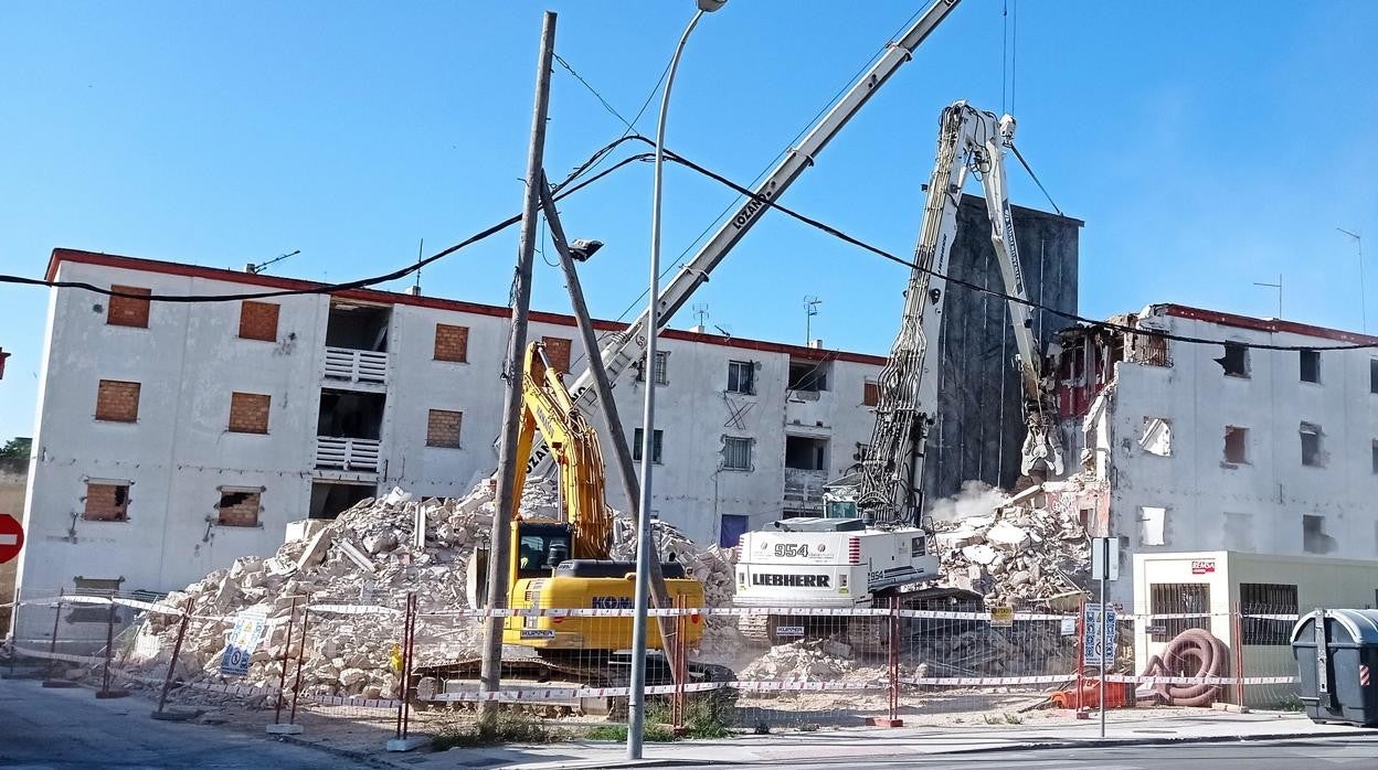 Continúan los trabajos de demolición de la Fase II de la barriada de José Antonio en El Puerto