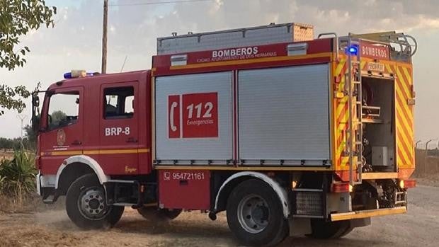 Muere un mecánico al caerle encima la cabeza tractora de un camión en Lebrija