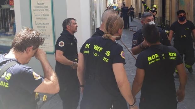 Muere atrapado en un incendio en la calle Sacramento de Cádiz