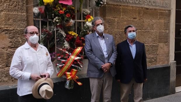 Los tres últimos presidentes del Ateneo homenajean a Pemán en su casa natal en Cádiz