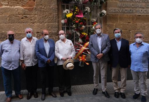 Los tres últimos presidentes del Ateneo homenajean a Pemán en su casa natal en Cádiz