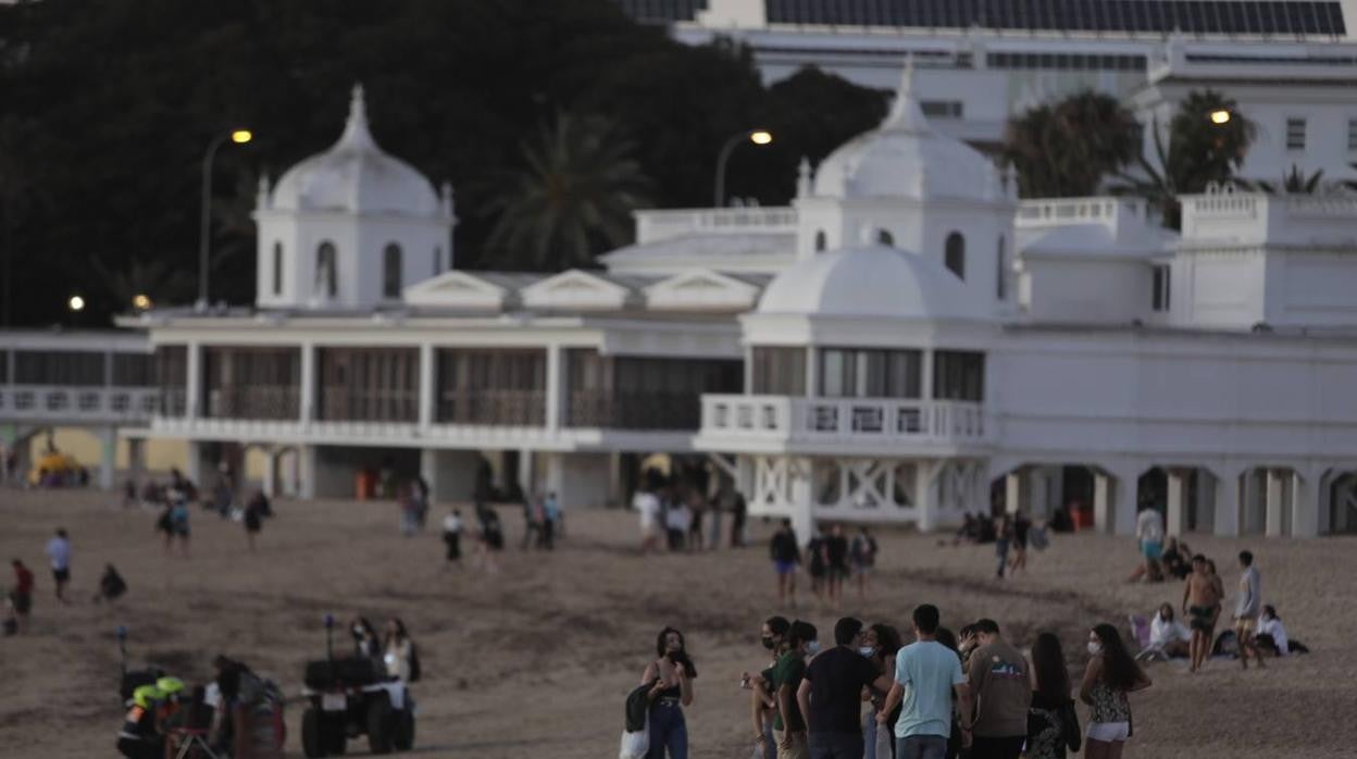 La mayoría de jóvenes se concentraron en esta playa de Cádiz.