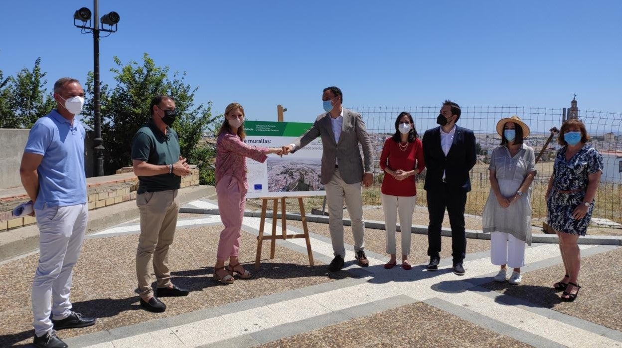 Autoridades regionales y municipales durante el acto celebrado este viernes en Lebrija