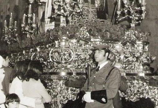 Ernesto Pérez escoltando al Cristo una Semana Santa.