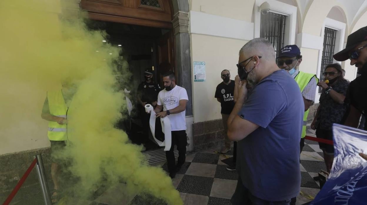 El Ayuntamiento asegura que se depurarán responsabilidades por lo ocurrido el viernes en la plaza de San Juan de Dios tras las protestas policiales.