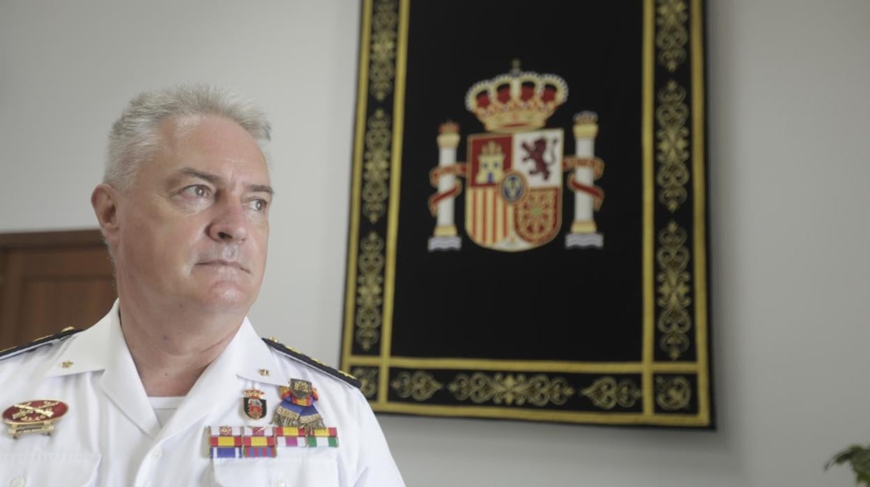 El coronel Joaquín T. González en su despacho de la Subdelegación de Defensa en Cádiz.