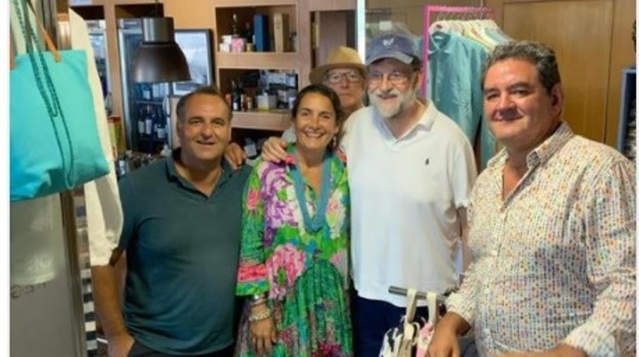 Mariano Rajoy se deja ver en Cádiz y posa desenfadado en una tienda de El Puerto