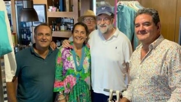 Mariano Rajoy se deja ver en Cádiz y posa desenfadado en una tienda de El Puerto