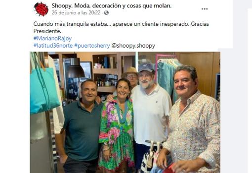 Mariano Rajoy se deja ver en Cádiz y posa desenfadado en una tienda de El Puerto