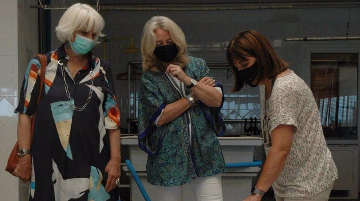 La delegada territorial de Cultura de Cádiz, Mercedes Colombo, junto a la presidenta de la Autoridad Portuaria de la Bahía de Cádiz, Teófila Martínez, durante la visita al Centro de Arqueología Subacuática.