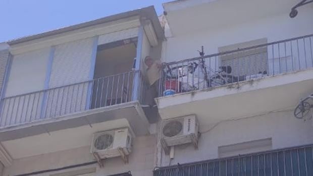 Agentes de la Policía de Camas rescatan a un varón en riesgo al intentar descolgarse por el balcón