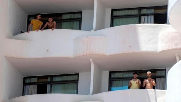 El Juzgado tumba el confinamiento forzoso de los estudiantes del 'macrobrote' que no hayan dado positivo